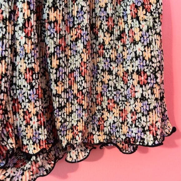 ASOS DESIGN plisse shorts in dark based floral - US 6 - Picture 2 of 10